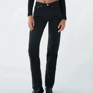 Midrise zara jeans - Säljer dessa super fina och populära zara jeansen. De är i storlek 38 och nästan oanvända! 