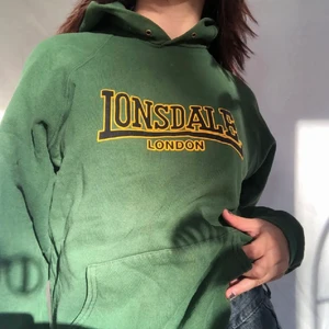 Vintage grön hoodie - Bilderna är från tjejen jag köpte hoodien från! Säljer pga att jag inte använt den sen jag köpte den💚 Visad på en S