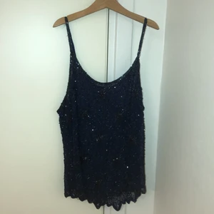 Jättefint fest linne - Fint festlinne i M. Vet inte vart det är ifrån men det är lite pärlor på. Priset går att diskutera