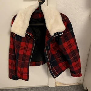 Snygg jacka - Röd marinblå jacka med fluffig kragen, superfin!