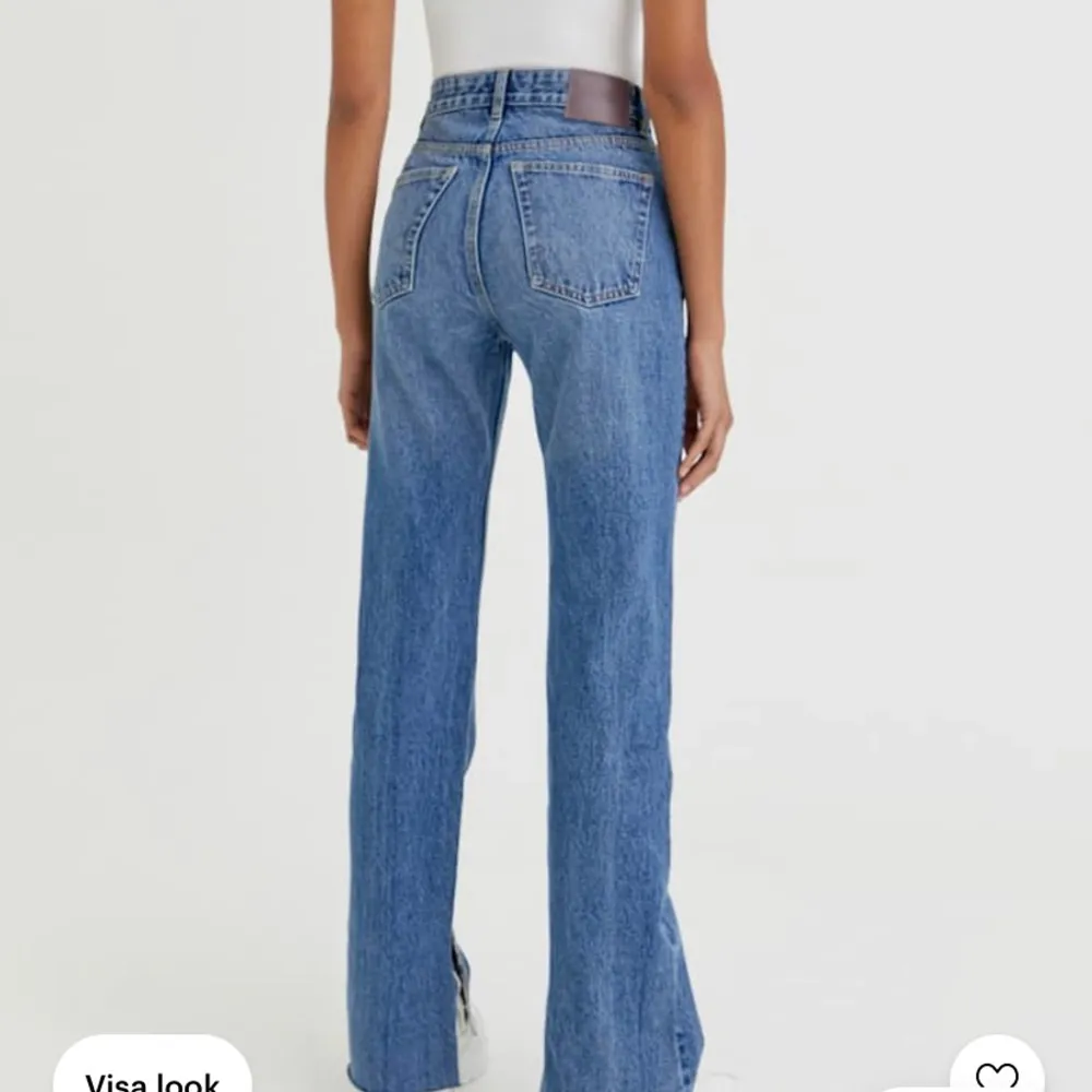 Supersnygga jeans från pull & bear!!⚡️ säljer då de tyvärr blivit för små, storlek 34. Ordinarie pris var 399kr och säljer för 200kr. Bra skick!!🥰 vet inte exakt fraktpriset men det är exklusive frakt. Jeans & Byxor.