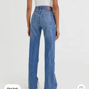Supersnygga jeans från pull & bear!!⚡️ säljer då de tyvärr blivit för små, storlek 34. Ordinarie pris var 399kr och säljer för 200kr. Bra skick!!🥰 vet inte exakt fraktpriset men det är exklusive frakt