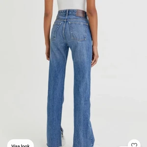 Pull & Bear jeans - Supersnygga jeans från pull & bear!!⚡️ säljer då de tyvärr blivit för små, storlek 34. Ordinarie pris var 399kr och säljer för 200kr. Bra skick!!🥰 vet inte exakt fraktpriset men det är exklusive frakt