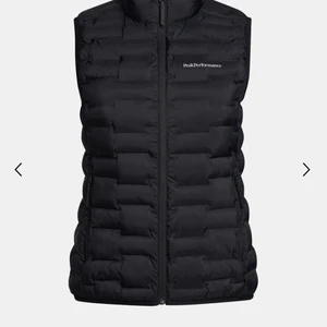 Peak väst  - Säljer min peka väst så den ej kommer till användning, har använts fåtal gånger, skriv om du vill ha mer bilder så skickar jag. Inga skador eller nått sånt ser helt ny ut. Ordinarie pris 1600, kan diskuteras vid pris 