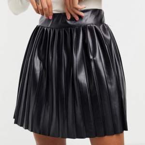 Svart skinn kjol helt ny aldrig använd. Köpt från asos ett tag sedan. Skriv för fler bilder :)