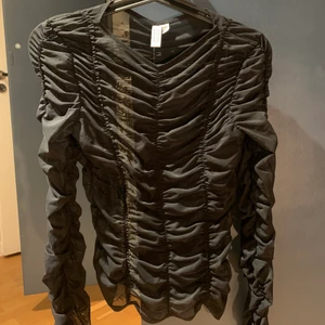 Mesh- tröja - Tröja i mesh i ”rynkat” material. Från other stories och storlek 36.