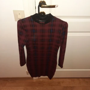 Klänning  - Ny klänning anväd bara några gånger. Köpte på 150 och vill sälja för 120