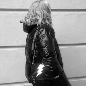 Glansig dunjacka - Svart superfin glansig dunjacka från Bomboogie i storlek S, i nyskick. 