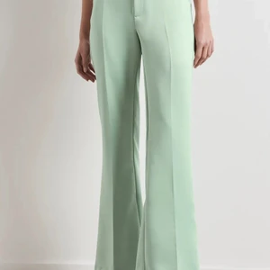Kostymbyxor Ginatricot - Supersnygga satin kostymbyxor i härlig mintgrön färg. Storlek 38. Aldrig använda. Endast legat vikta i garderoben. Priset är inklusive frakt. 