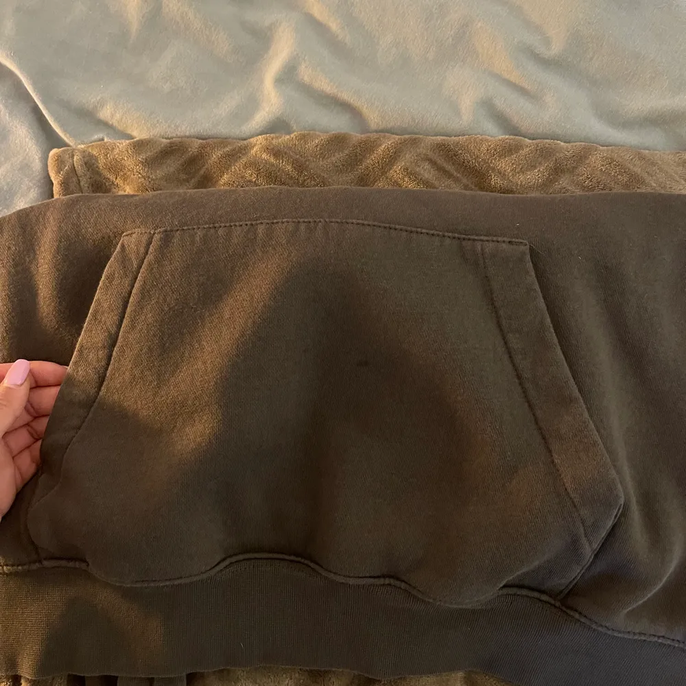 Brun hoodie som dessvärre har 2 små fläckar som inte går bort, därav priset. Spårbar frakt tillkommer på 66kr ❤️‍🔥❤️‍🔥. Hoodies.