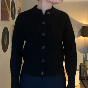 Soft goat kofta svart stl S - Säljer en svart kashmir kofta från Softgoat. Stl: S färg: svart material: svart skick: begagnad orginalpris: 2295kr