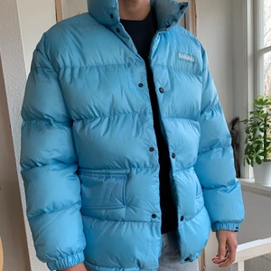 Napapijri Vinterjacka   - Sänkt ännu mer! Endast 500kr. En slutsåld dunjacka från Napapijri som tyvärr blev lite stor på mig, helt oanvänd!! Köpt för 1499, Ordinare pris 2499. Kund står för frakt. Skriv gärna om du har några frågor🥰