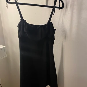 Svart klänning - Svart kort klänning. Storlek S. Aldrig använd. Pris: 80kr plus frakt 45kr❤️❤️