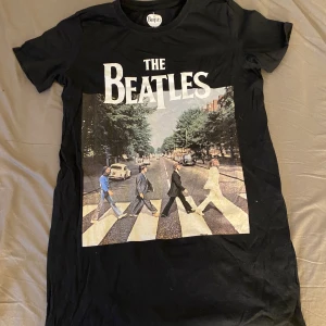 En T-shirt  - En svart tröja som inte har används 