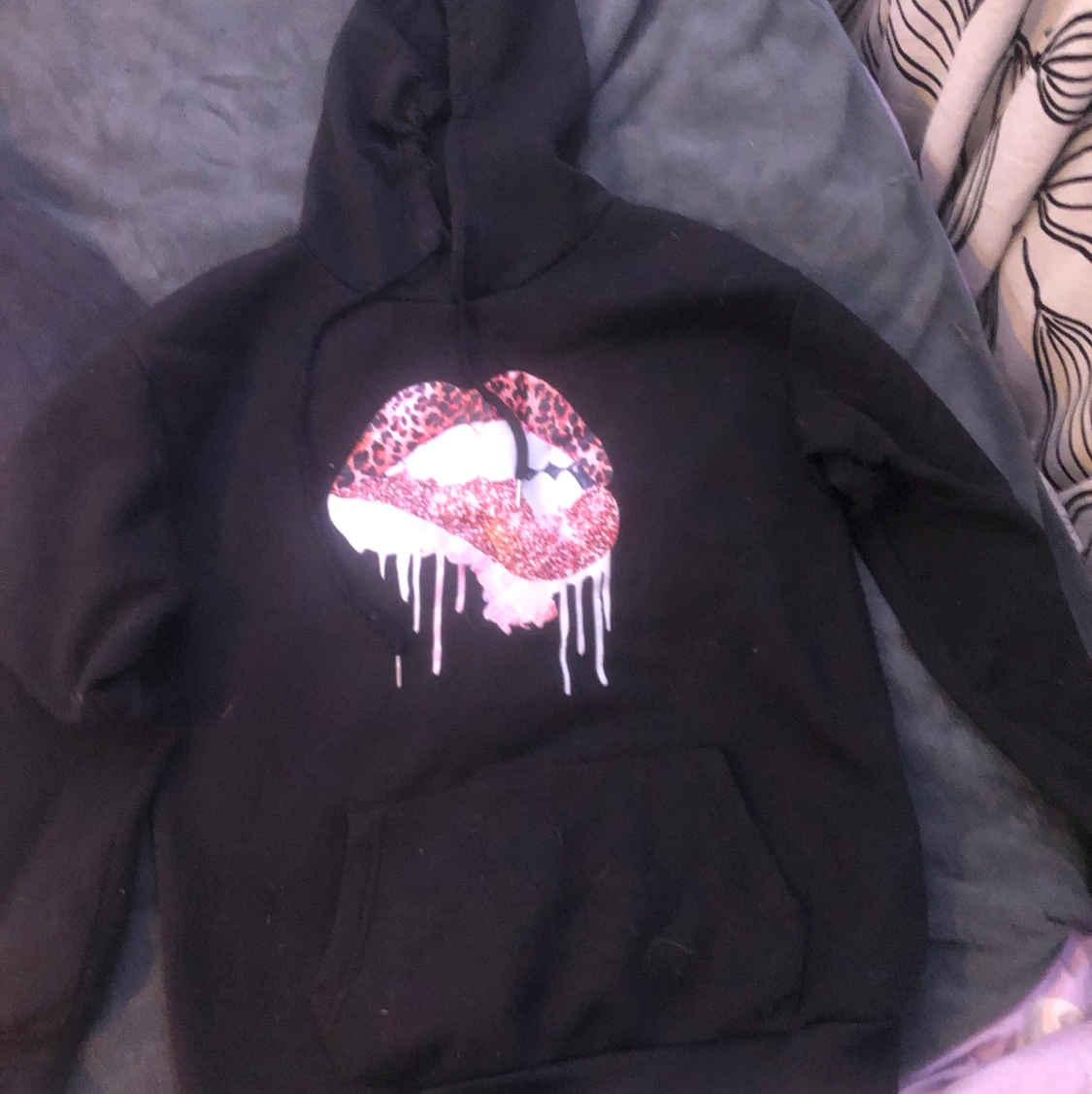 Svart hoodie med tryck  - 90