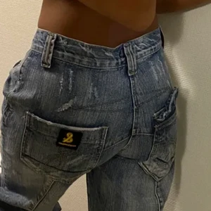 D&G lowwaist jeans! - Säljer favvobyxorna från D&G!! Har för många jeans tyvärr men de är sjukt snygga och unika!!! Om fler är intresserade blir det budgivning!!🥰