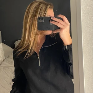 Svart tröja  - Säljer nu min fina svarta tröja med dragkedja upptill🖤 storlek s men passar även xs. Säljer den då jag inte får användning till den. Frakt tillkommer!  🤍