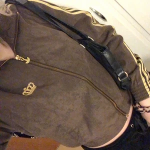 Adidas tröja sällsynt  - Sällsynt Adidas tröja/tunn jacka. Strl S men passformen e tajt  