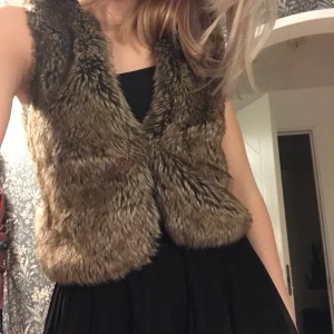 🤎Fake fluff väst🤎 - En fluffig väst från zara, har aldrig kommit till användning🤎