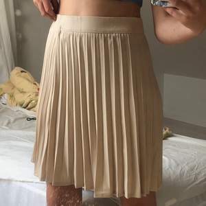 Jätte fin kjol, men för liten för mamma (säljer åt henne) (jag på bilderna) har en dragkedja där bak, perfekt längd och super fin färg! Skriv om du har frågor eller om du vill ha fler bilder☺️