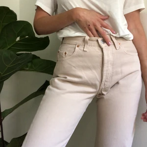 Levi’s 501 - Levi’s 501or i beige. Köpta på sellpy. Använda men i fint skick. Tyvärr!!!! Aningen för små för mig. Är mellan 26/27 i jeans, skulle säga att jeansen passar en stor 25/liten 26 bättre!