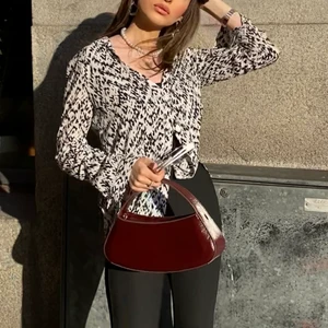 H&m skjorta med mönster  - Använd en gång när bilderna togs. Mjukt material. Storlek 34 men passar mig som är S. 