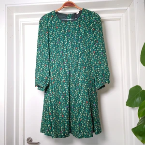 Mönstrad klänning - Så fin klänning (som det gör ont att sälja) intunnt silkigt material. Luftig och skön med knappar i ryggen. visst slitage finns om man tittar väldigt noga, men det är inget som syns eller märks annars. Divided storlek 36, passar en 38a🍀