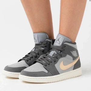 Jordan air 1 mid - Säljer mina helt slutsålda jordans beställda från zalando, äkta såklart. Har kvitto och orginalkartongen kvar. Användna ca 8ggr så fortfarande i fint skick! 💕💕 PRIS KAN DISKUTERAS VID SNABB AFFÄR