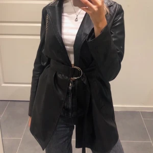 Skinnjacka - Säljer denna skinnjacka/kavaj men utan skärp. 🖤