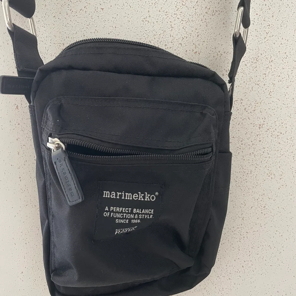 En funktionell liten axelremsväska från Marimekko som är sparsamt använd! Säljes pga. kommer väldigt sällan till användning hos mig!. Väskor.