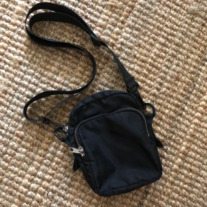 Väska Monki  - En sidväska från Monki knappt använd! 