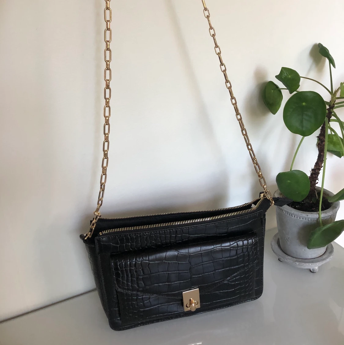 Svart axelväska med guldiga detaljer  - 90