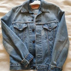 Jeansjacka Levi's - En jeansjacka från Levi's i strl S