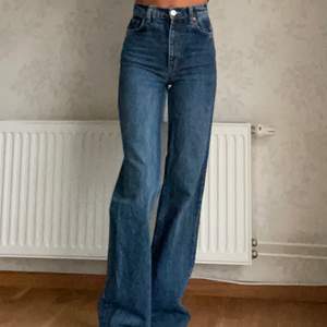 Säljer dessa vida jeans från Zara i ett fint skick.