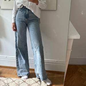 Utsvängda jeans från Gina tricot i strl 36 men passar även 34. Jag är 1.69 cm. Bra skick men har liten fläck på en av benen. 