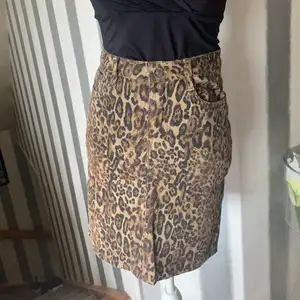 Stretchig kjol i Leo print super fint skick. Med fickor fram och back. Super Fin på 