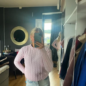 En ribbstickad rosa tröja - Dn rosa ribbstickad tröja som är i superbra skick. Säljer pågrund av att den inte kommer till användning.💕