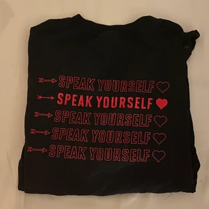 bts merch  - säljer dessutom 3 bts merch tröjor, köpta i london 2019, på wembley day2 konserten + från deras pop up butik! Aldrig använda, så dom är i helt perfekt skick:) fråga gärna mer frågor om ni har några!!:)