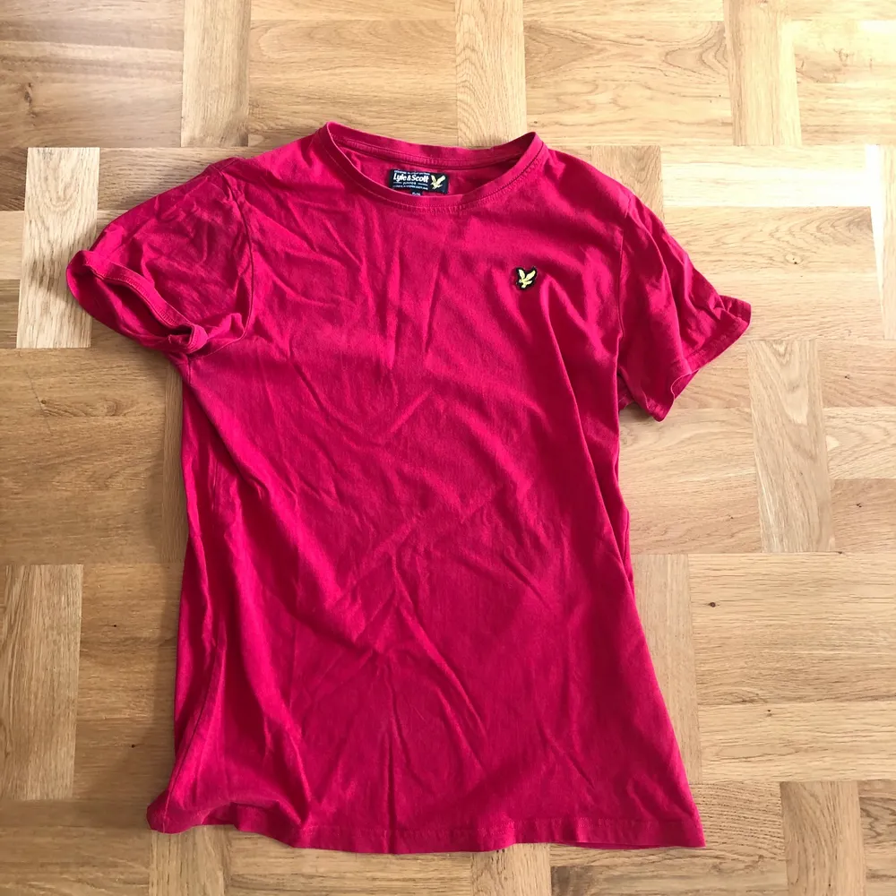 En fin Lyle Scott T-shirt i stark röd färg, ej vinröd! Inköpt i början av 2020, använd en del men fortfarande bra skick. Strl 15/16 = S i herrstrl. Nypris: 700kr. Pris: 100kr!. T-shirts.