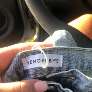 Helt nya, oanvända straight jeans från Venderbys. Strl M i blå färg. Nypris är kring 630 kronor, hör av er om ni har frågor eller är intresserade!