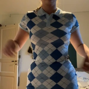 Rutig klänning  - Så söt rutig klänning med knapar. Man kan ha byxor över ( hade mina linnebyxor och det var så snyggt)