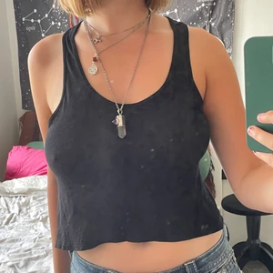 Jeans & Clothes Linne spets stl. Xxs - Linne som har spets i ryggen. Använd ett fåtal gånger! Jag har själv storlek S-M men detta linne fungerar för alla storlekar