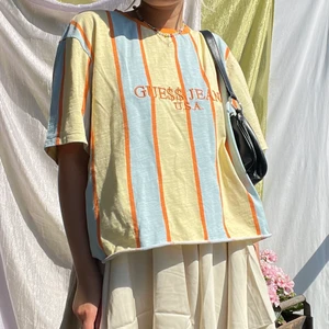 GuessxAsap t-shirt - Jättesnygg GuessxAsap Rocky t-shirt köpt i guess butik och sedan avklippt🌼 storlek xxl men visas på mig som vanligtvis har storlek M🥰 bara att höra av er för fler bilder eller liknande🌼🌼