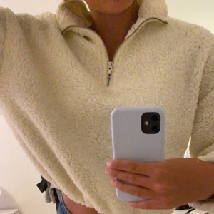 Fleece - Kortare fleece med dragkedja från Gina. Storlek XS och så gott som ny, knappt använd. 💓💓 FRI FRAKT 