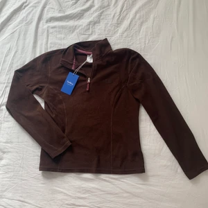 North face fleece - Jag säljer pågrund av att den är för liten för mig. Den är köpt på sellpy för samma pris med kapp kvar. Storlek xs med tajt passform. Den är i bra skick. Frakt ingår i priset. 