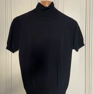 Svart turtleneck T-shirt  - Aldrig använd :)