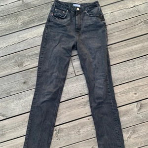 Gråa zarajeans - Väldigt populära straight jeans från Zara med slits nertill.