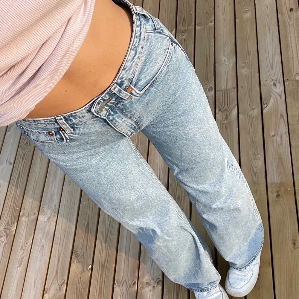 Fina väldigt långa, högmidjade ganska baggy jeans. Nypris 500kr. Storlek 25/34 vilket typ motsvarar ett par långa storlek 36. Inte särskilt mycket använda då de är lite små på mig☺️☺️. Jeans & Byxor.