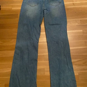 Jeans  - Ett par skitsnygga jenas från SHEIN. Säljer dom pga att dom tyvärr var försmå, så dom är helt nya. Skulle säga att dom är en xs/S med en fin slits nere. Köpte för 250kr Säljer nu för 200kr. Vid snabb affär kan pris diskuteras. Dom passar mig i längden som är 174.