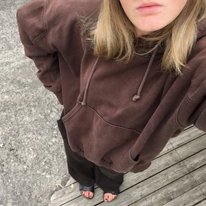 Brun hoodie - Brun hoodie från weekday, jättenajs passform. Lappen är avklippta men tror det är storlek S (boxig och oversized modell) Finns en missfärgning på ena axeln som man knappt tänker på, se sista bilden (lite som de en cool detalj istället) 💓 
